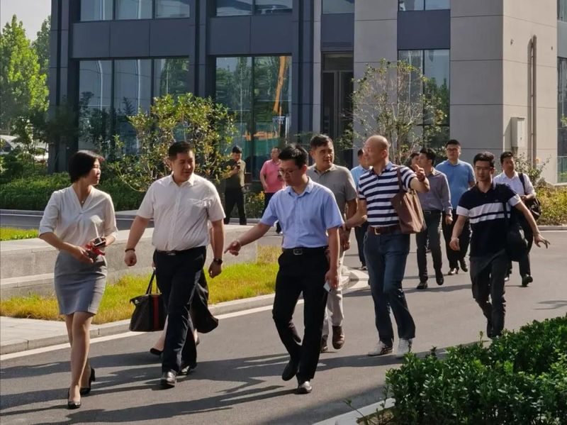 高新區(qū)服務(wù)業(yè)促進(jìn)局局長(zhǎng)石應(yīng)、亨通光電營(yíng)銷(xiāo)總裁江峰一行蒞臨泰投科創(chuàng)產(chǎn)業(yè)園進(jìn)行考察調(diào)研